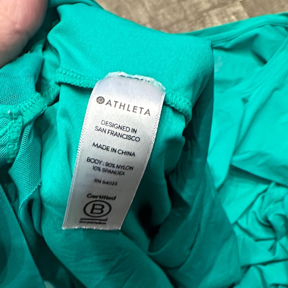 Athleta Kelly green Women's dry fit Top with sheer hem - Picture 4 of 5